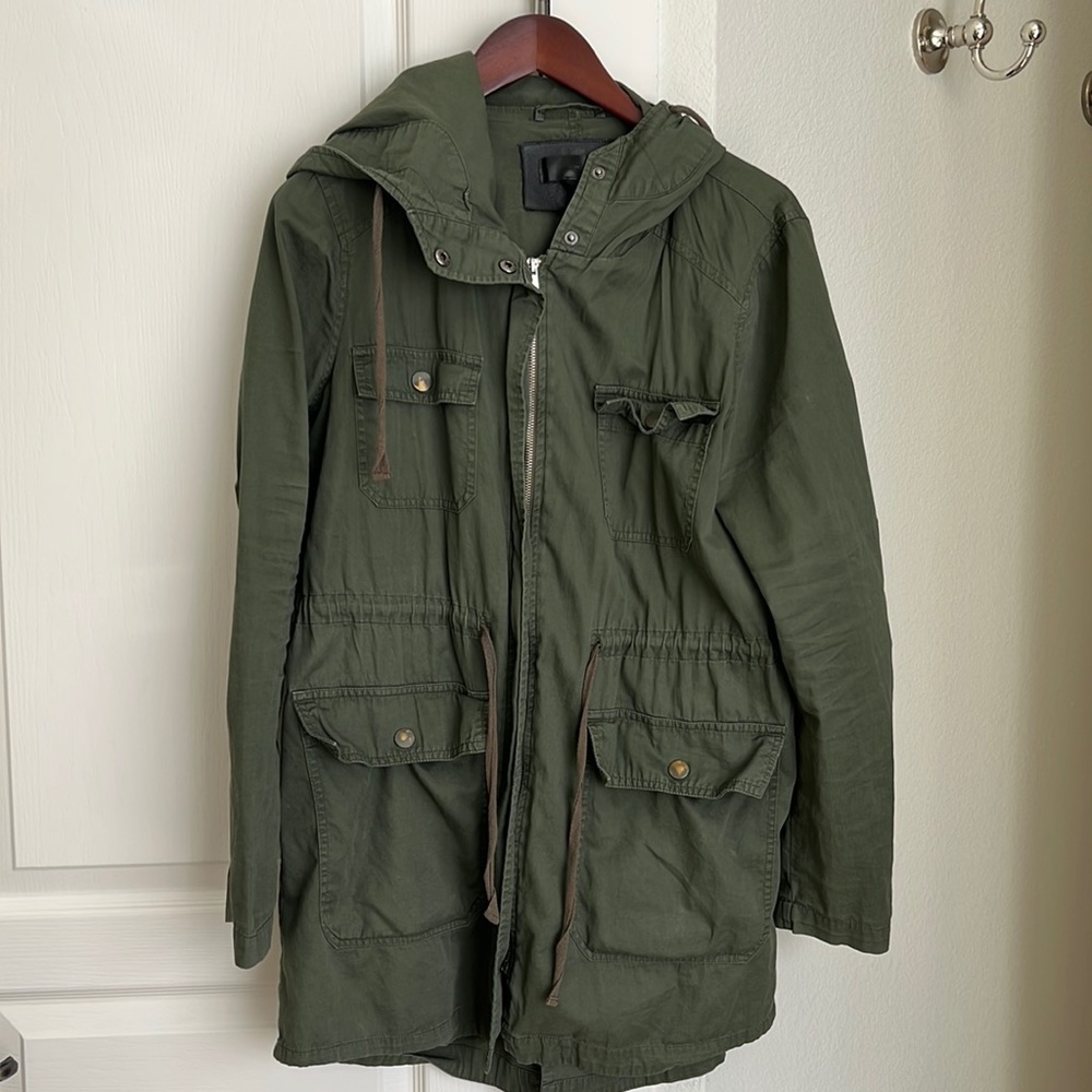 Lightweight long green jacket with drawstring waist